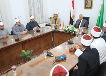 لنشر الفكر الوسطي وتصحيح المفاهيم المغلوطة.. محافظ الجيزة يوجه بتقديم التسهيلات اللازمة لدعم قوافل الأزهر الشريف بالواحات البحرية 34 - جريدة المساء