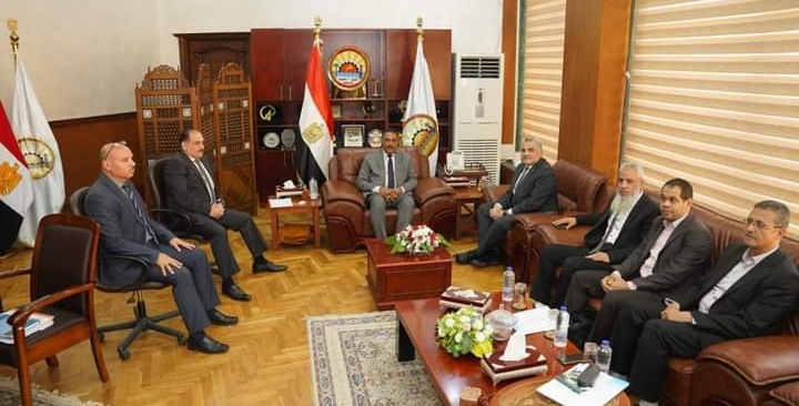 "اللواء الحسين فرحات يلتقي محافظ مطروح على هامش زيارته لمواقع الإنتاج بالمحافظة 19 - جريدة المساء