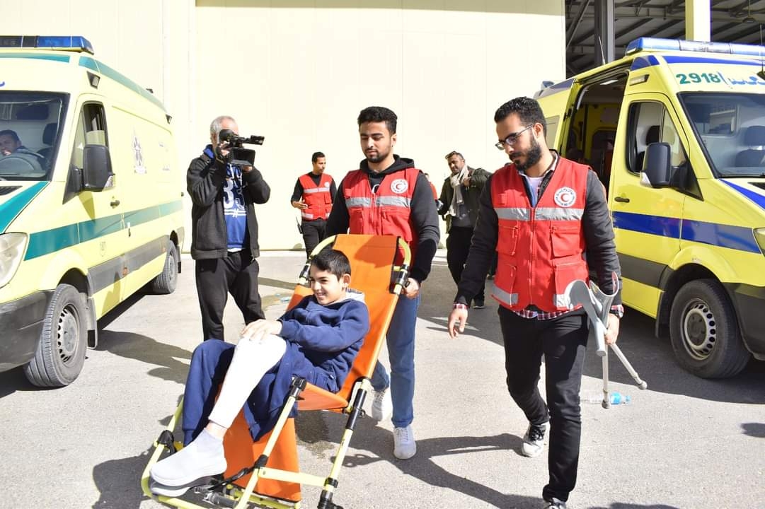 الهلال الأحمر المصرى يطلق حملة "شتاهم دفا" لأهالى غزة 14 - جريدة المساء فريق الهلال الأحمر المصرى يرافق المصابين
