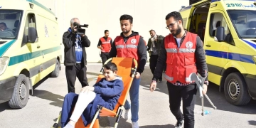 الهلال الأحمر المصرى يطلق حملة "شتاهم دفا" لأهالى غزة 1 - جريدة المساء فريق الهلال الأحمر المصرى يرافق المصابين