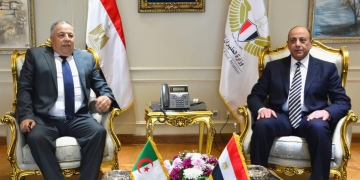 وزير الطيران المدنى يبحث مع السفير الجزائرى تعزيز سبل التعاون المشترك فى مجال الطيران المدنى 1 - جريدة المساء وزير الطيران مع السفير الجزائرى