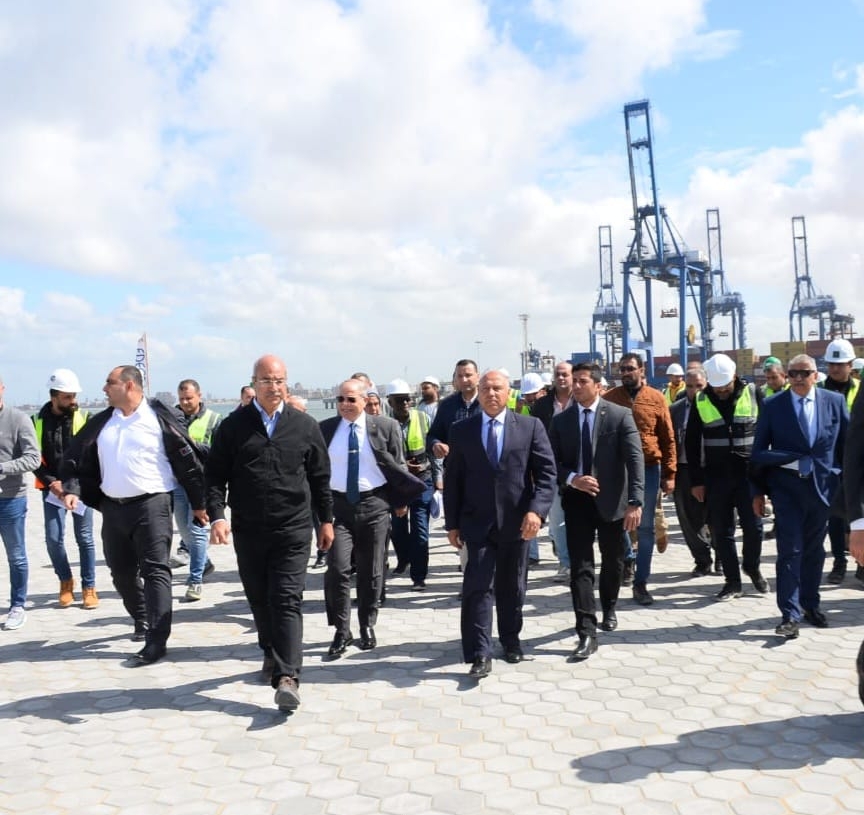 وزير النقل يتابع معدلات تنفيذ المشروعات التنموية والخدمية الجاري تنفيذها بميناء الدخيلة 19 - جريدة المساء