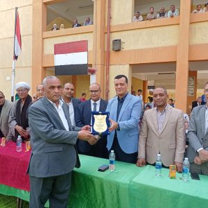 مدير تعليم قنا يكرم طلاب مدرسة قفط الثانوية المشتركة 31 - جريدة المساء