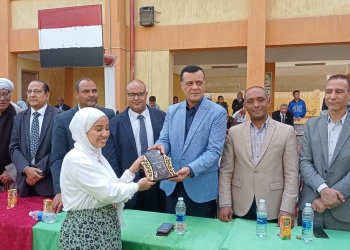 مدير تعليم قنا يكرم طلاب مدرسة قفط الثانوية المشتركة 20 - جريدة المساء