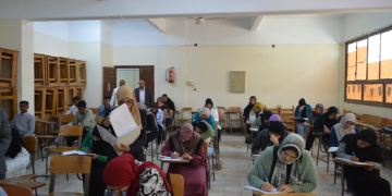 طلاب حقوق قنا يؤدون امتحان اللغة التكميلى بكلية الآداب 1 - جريدة المساء
