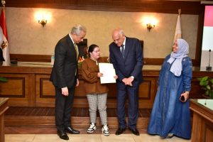 في بداية جولة "الوزير" في "الجيزة".. وزير العمل ومحافظ الجيزة يُسلمان عقود عمل لذوي همم 27 - جريدة المساء