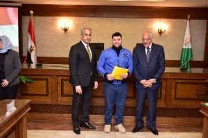 في بداية جولة "الوزير" في "الجيزة".. وزير العمل ومحافظ الجيزة يُسلمان عقود عمل لذوي همم 29 - جريدة المساء