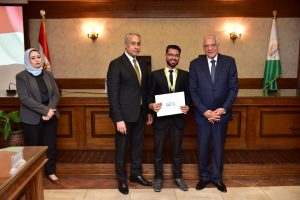 في بداية جولة "الوزير" في "الجيزة".. وزير العمل ومحافظ الجيزة يُسلمان عقود عمل لذوي همم 31 - جريدة المساء