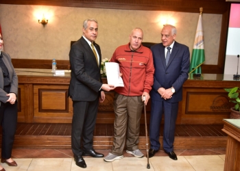 في بداية جولة "الوزير" في "الجيزة".. وزير العمل ومحافظ الجيزة يُسلمان عقود عمل لذوي همم 17 - جريدة المساء