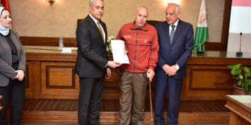 في بداية جولة "الوزير" في "الجيزة".. وزير العمل ومحافظ الجيزة يُسلمان عقود عمل لذوي همم 1 - جريدة المساء