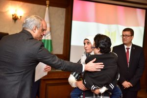 في بداية جولة "الوزير" في "الجيزة".. وزير العمل ومحافظ الجيزة يُسلمان عقود عمل لذوي همم 39 - جريدة المساء