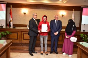 في بداية جولة "الوزير" في "الجيزة".. وزير العمل ومحافظ الجيزة يُسلمان عقود عمل لذوي همم 41 - جريدة المساء