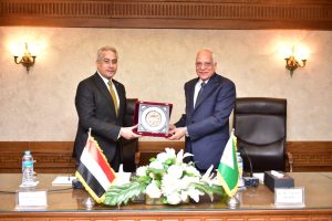 في بداية جولة "الوزير" في "الجيزة".. وزير العمل ومحافظ الجيزة يُسلمان عقود عمل لذوي همم 49 - جريدة المساء