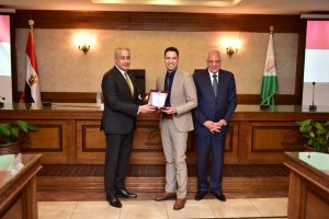 في بداية جولة "الوزير" في "الجيزة".. وزير العمل ومحافظ الجيزة يُسلمان عقود عمل لذوي همم 51 - جريدة المساء