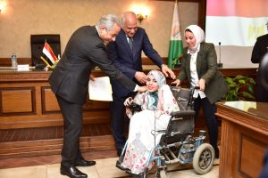 في بداية جولة "الوزير" في "الجيزة".. وزير العمل ومحافظ الجيزة يُسلمان عقود عمل لذوي همم 45 - جريدة المساء