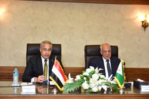 في بداية جولة "الوزير" في "الجيزة".. وزير العمل ومحافظ الجيزة يُسلمان عقود عمل لذوي همم 55 - جريدة المساء