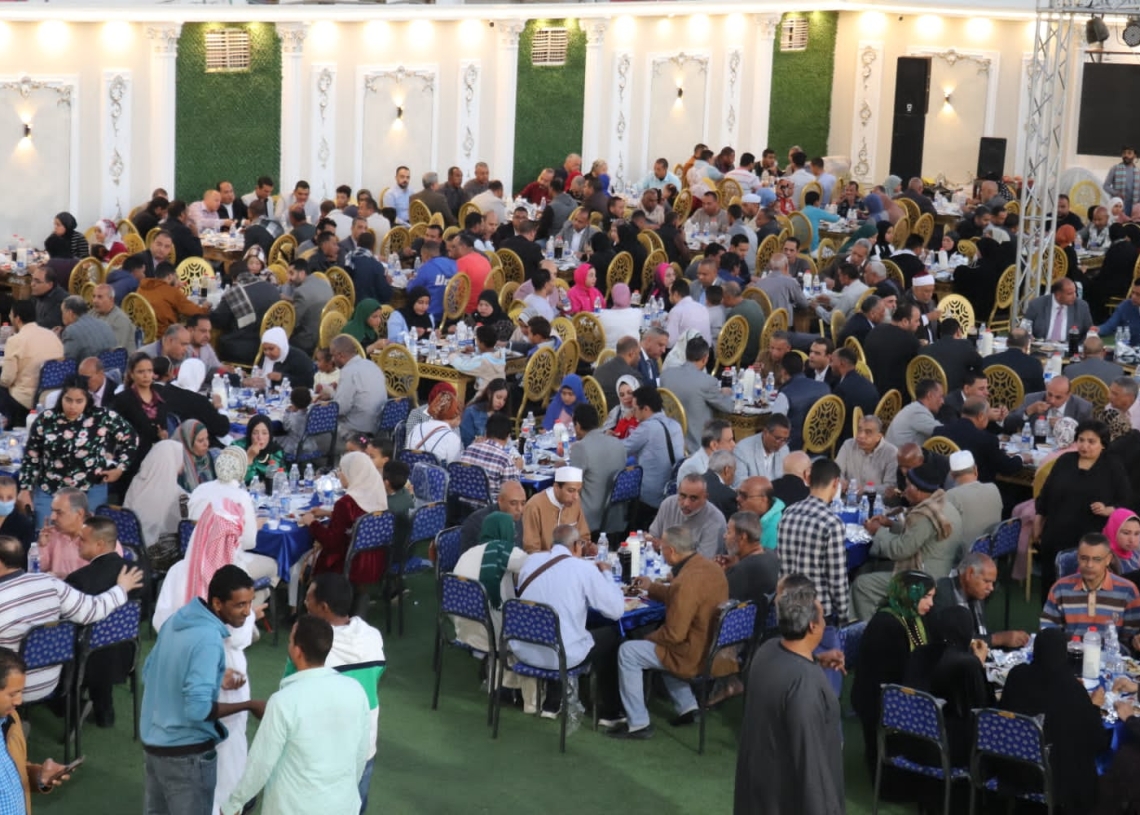 للعام الـ 11 .. "أنا مصرى" تقيم أكبر مائدة افطار رمضان لكل أطياف المجتمع القنائى 19 - جريدة المساء