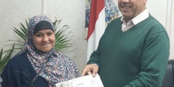 رئيس حي جنوب الجيزة يكرم "الأم المثالية" لتفانيها في رعاية ابناءها من ذوي الهمم 1 - جريدة المساء