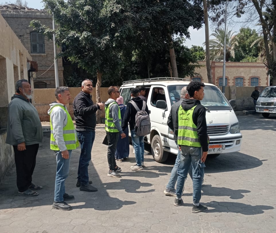 رئيس حي الدقي يتفقد مواقف السرفيس بشارعي التحرير والسودان للتأكد من الإلتزام بالتعريفة الجديدة 19 - جريدة المساء