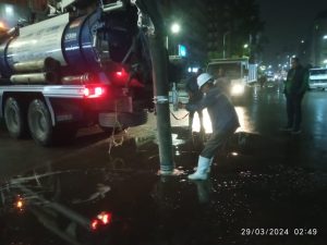 محافظ الجيزة يتابع جهود عمليات شفط الأمطار وانتشار المُعدات لتسهيل الحركة المرورية 25 - جريدة المساء