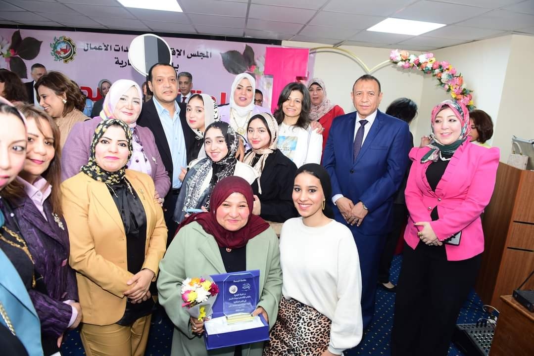 الغرفة التجارية بسوهاج تكرم 10 أمهات مثاليات من صانعات البصمة فى أجواء رمضانية بمناسبة عيد الأم 19 - جريدة المساء