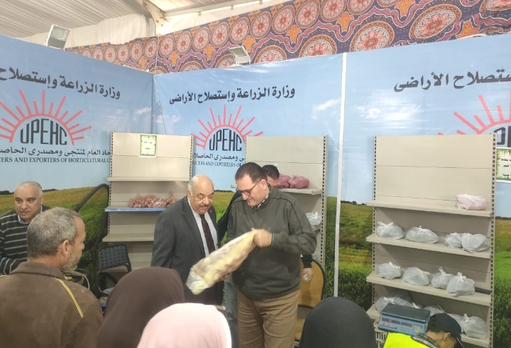 وسط إقبال كبير من المواطنيين.. الزراعة تواصل ضخ السلع الغذائية في معرض خير مزارعنا لأهالينا 19 - جريدة المساء