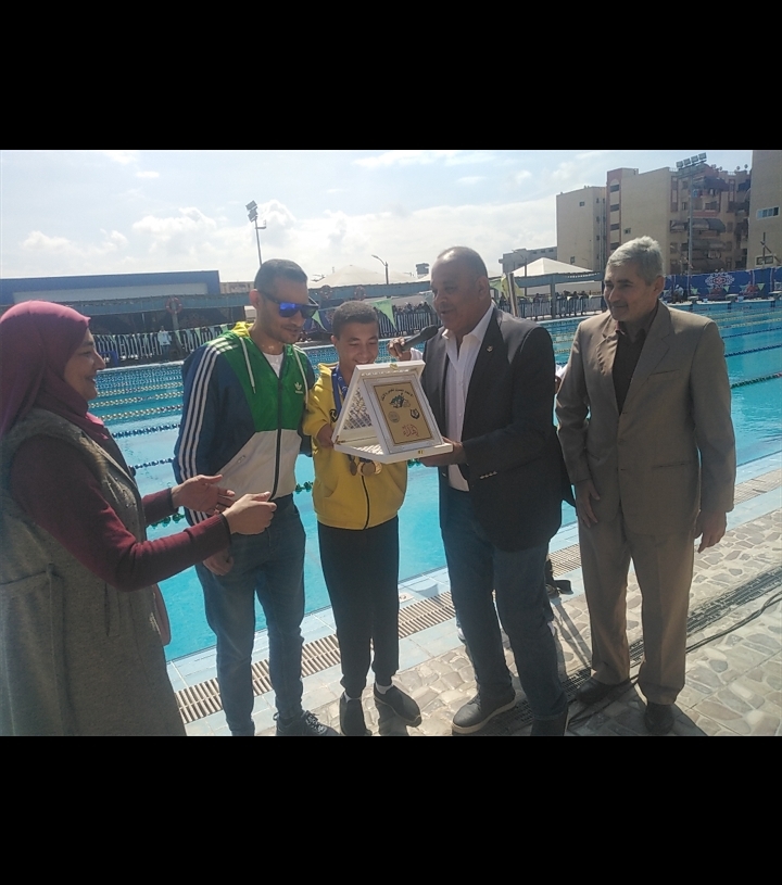 علي هامش بطولة كأس مصر للزعانف ببورسعيد.. الشاذلي يكرم عمر مشرف بطل العالم البارالمبي والاتحاد يتحمل نفقة اللاعب للمشاركة في بطولة العالم بايطاليا 19 - جريدة المساء