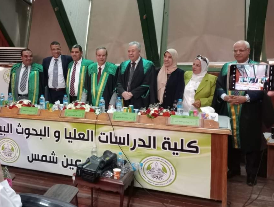 أعضاء لجنة المناقشة مع الباحث