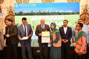 لحصولهم على المركز الأول في تحسين إنتاجية محصول القمح.. محافظ قنا يكرم طلاب مدرسة خزام الثانوية الزراعية 21 - جريدة المساء