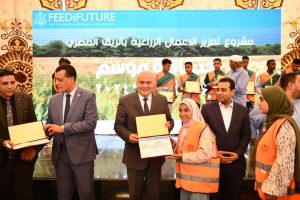 لحصولهم على المركز الأول في تحسين إنتاجية محصول القمح.. محافظ قنا يكرم طلاب مدرسة خزام الثانوية الزراعية 25 - جريدة المساء