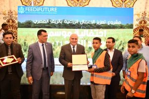 لحصولهم على المركز الأول في تحسين إنتاجية محصول القمح.. محافظ قنا يكرم طلاب مدرسة خزام الثانوية الزراعية 29 - جريدة المساء