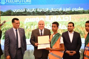 لحصولهم على المركز الأول في تحسين إنتاجية محصول القمح.. محافظ قنا يكرم طلاب مدرسة خزام الثانوية الزراعية 27 - جريدة المساء