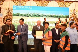 لحصولهم على المركز الأول في تحسين إنتاجية محصول القمح.. محافظ قنا يكرم طلاب مدرسة خزام الثانوية الزراعية 33 - جريدة المساء