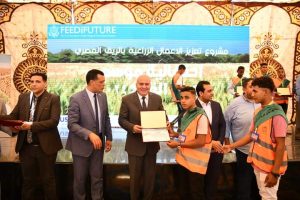 لحصولهم على المركز الأول في تحسين إنتاجية محصول القمح.. محافظ قنا يكرم طلاب مدرسة خزام الثانوية الزراعية 41 - جريدة المساء