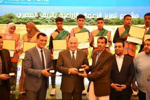 لحصولهم على المركز الأول في تحسين إنتاجية محصول القمح.. محافظ قنا يكرم طلاب مدرسة خزام الثانوية الزراعية 51 - جريدة المساء