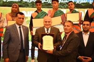 لحصولهم على المركز الأول في تحسين إنتاجية محصول القمح.. محافظ قنا يكرم طلاب مدرسة خزام الثانوية الزراعية 57 - جريدة المساء