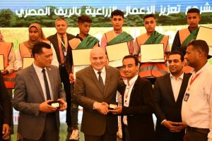 لحصولهم على المركز الأول في تحسين إنتاجية محصول القمح.. محافظ قنا يكرم طلاب مدرسة خزام الثانوية الزراعية 59 - جريدة المساء