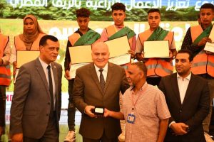 لحصولهم على المركز الأول في تحسين إنتاجية محصول القمح.. محافظ قنا يكرم طلاب مدرسة خزام الثانوية الزراعية 67 - جريدة المساء