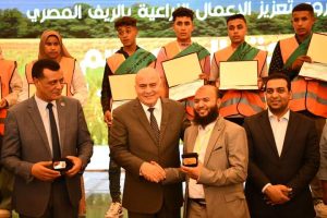 لحصولهم على المركز الأول في تحسين إنتاجية محصول القمح.. محافظ قنا يكرم طلاب مدرسة خزام الثانوية الزراعية 65 - جريدة المساء