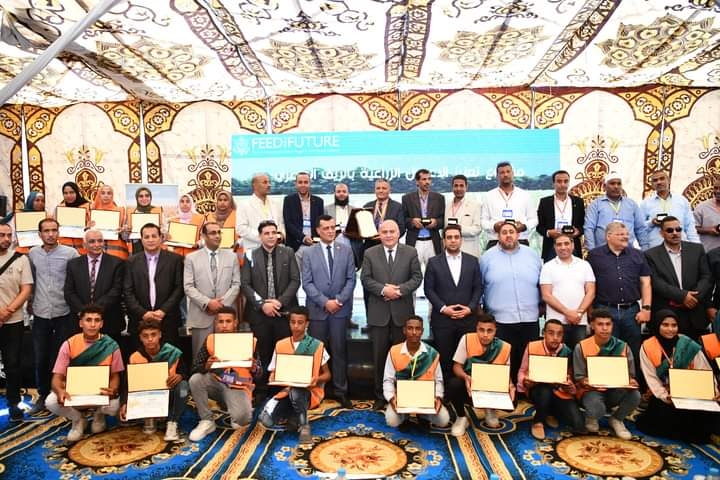 لحصولهم على المركز الأول في تحسين إنتاجية محصول القمح.. محافظ قنا يكرم طلاب مدرسة خزام الثانوية الزراعية 19 - جريدة المساء