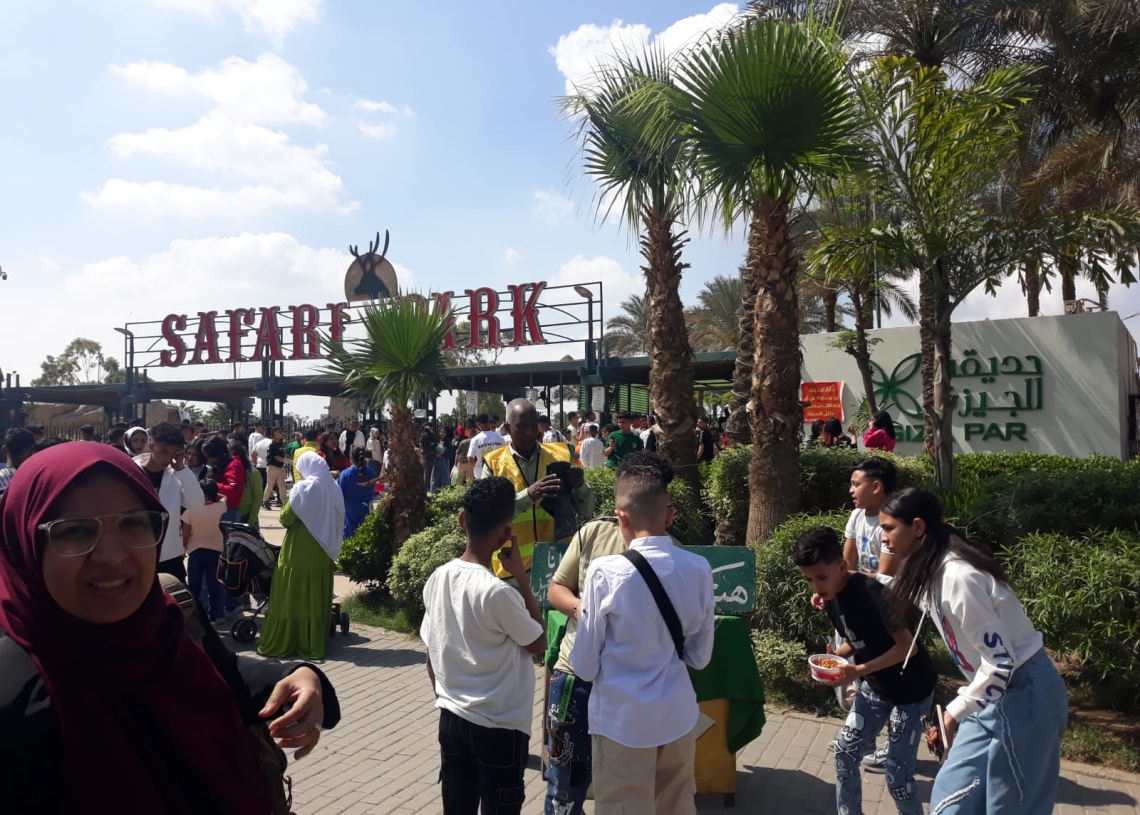 محافظة الجيزة: توزيع 150 ألف كيس قمامة مجانا علي رواد الحدائق والمتنزهات خلال عيد الفطر 18 - جريدة المساء