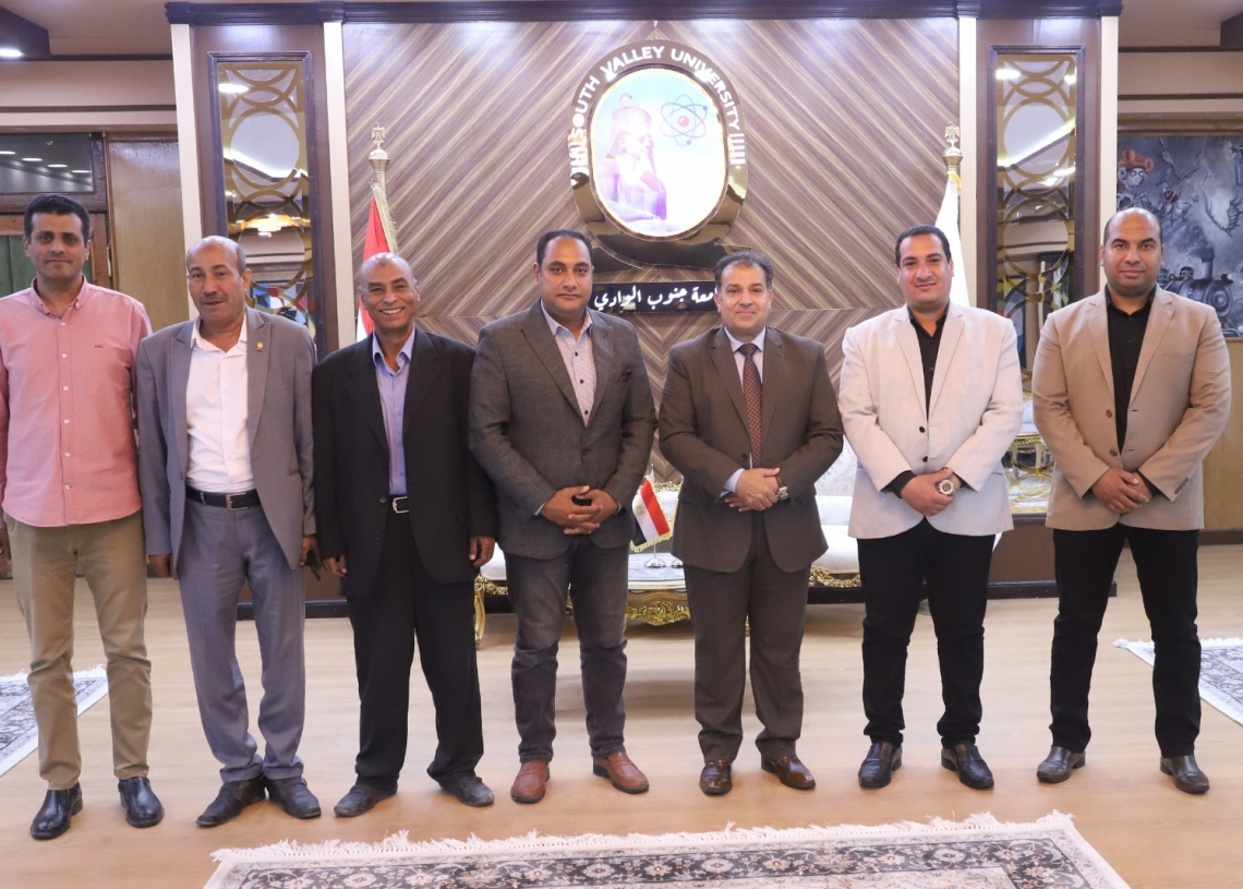 رئيس جامعة جنوب الوادي يستقبل أعضاء اللجنة النقابية للصحفيين بقنا 17 - جريدة المساء