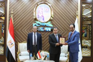 رئيس جامعة جنوب الوادي يكرم وفود الجامعات المشاركة في الملتقى الفني ال 21 لشباب الجامعات 29 - جريدة المساء