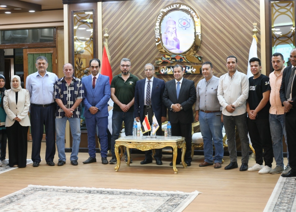 رئيس جامعة جنوب الوادي يكرم وفود الجامعات المشاركة في الملتقى الفني ال 21 لشباب الجامعات 17 - جريدة المساء
