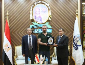 رئيس جامعة جنوب الوادي يكرم وفود الجامعات المشاركة في الملتقى الفني ال 21 لشباب الجامعات 23 - جريدة المساء
