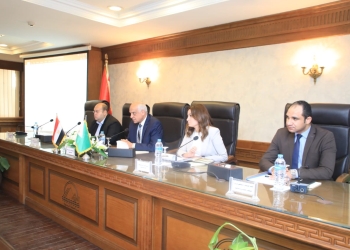 خلال ترأسه مجلس إدارة التسويق.. محافظ الجيزة يناقش الطلبات المقدمة من المواطنين والعلامات التجارية لتأجير البارتشينات الحضارية والمحال التجارية 30 - جريدة المساء