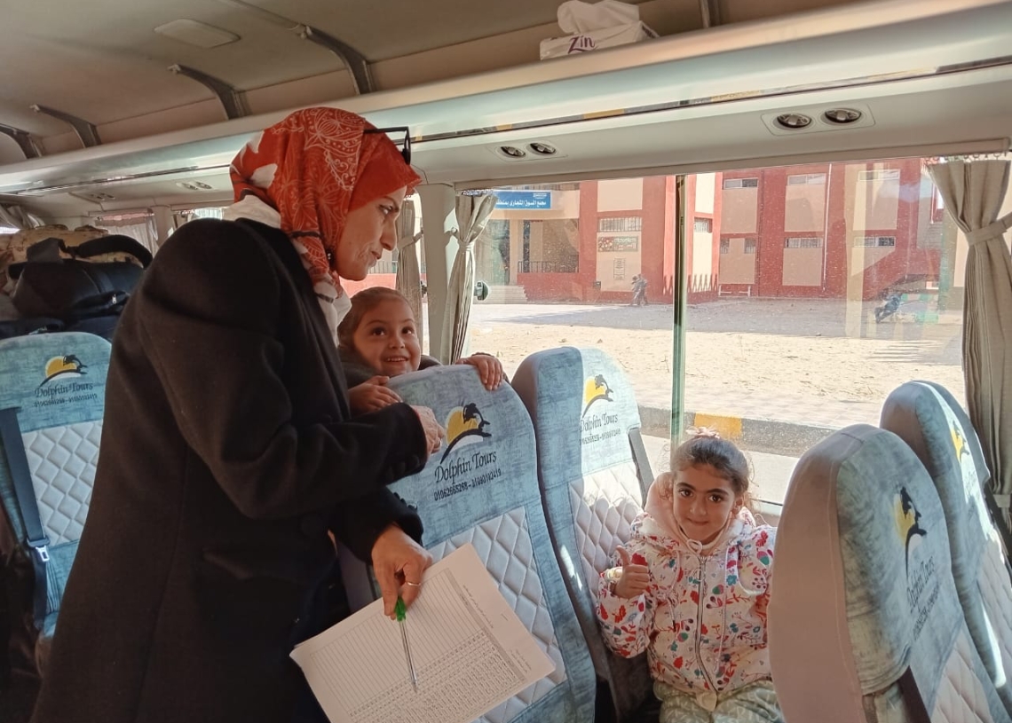 توزيع الهدايا والألعاب وكعك العيد علي الفلسطينيين بحي السبيل بالعريش 18 - جريدة المساء