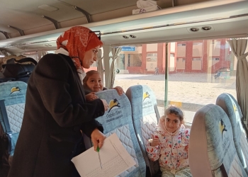 توزيع الهدايا والألعاب وكعك العيد علي الفلسطينيين بحي السبيل بالعريش 17 - جريدة المساء