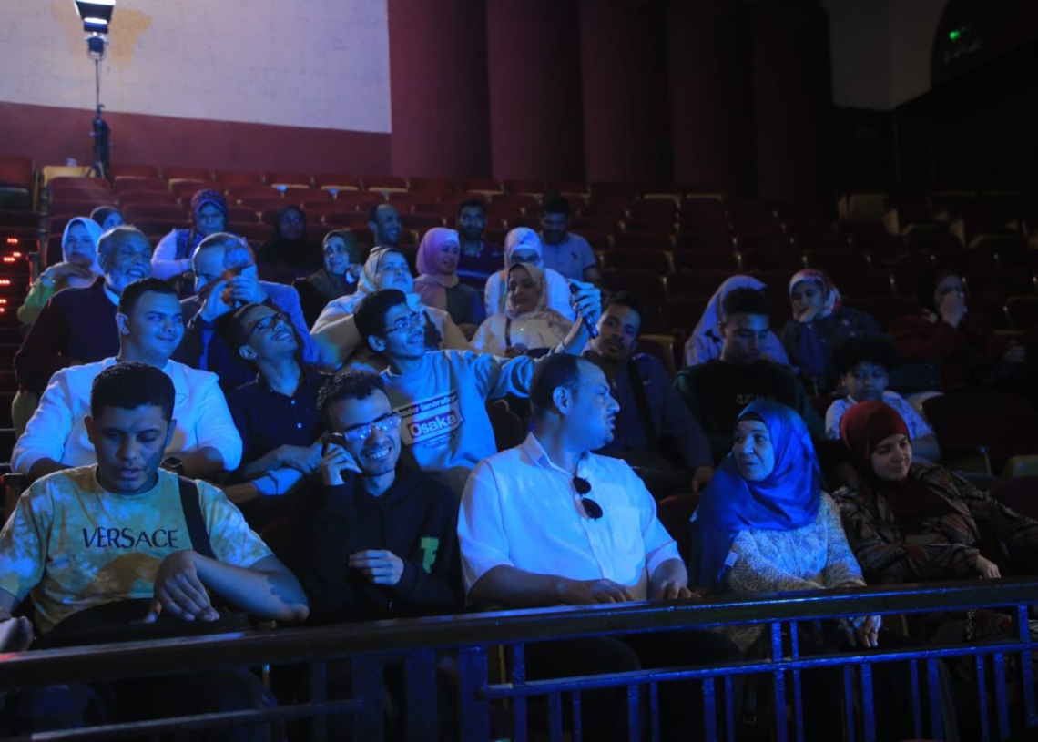 "التضامن" تعلن إتاحة السينما لذوي الإعاقة البصرية وعروض سينما المكفوفين 18 - جريدة المساء المكفوفين داخل دار السينما