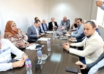 مائدة مستديرة للغرفة التجارية ببورسعيد تضم نواب وتجار اسماك وممثلى المقاطعة لبحث ارتفاع أسعار السمك 16 - جريدة المساء